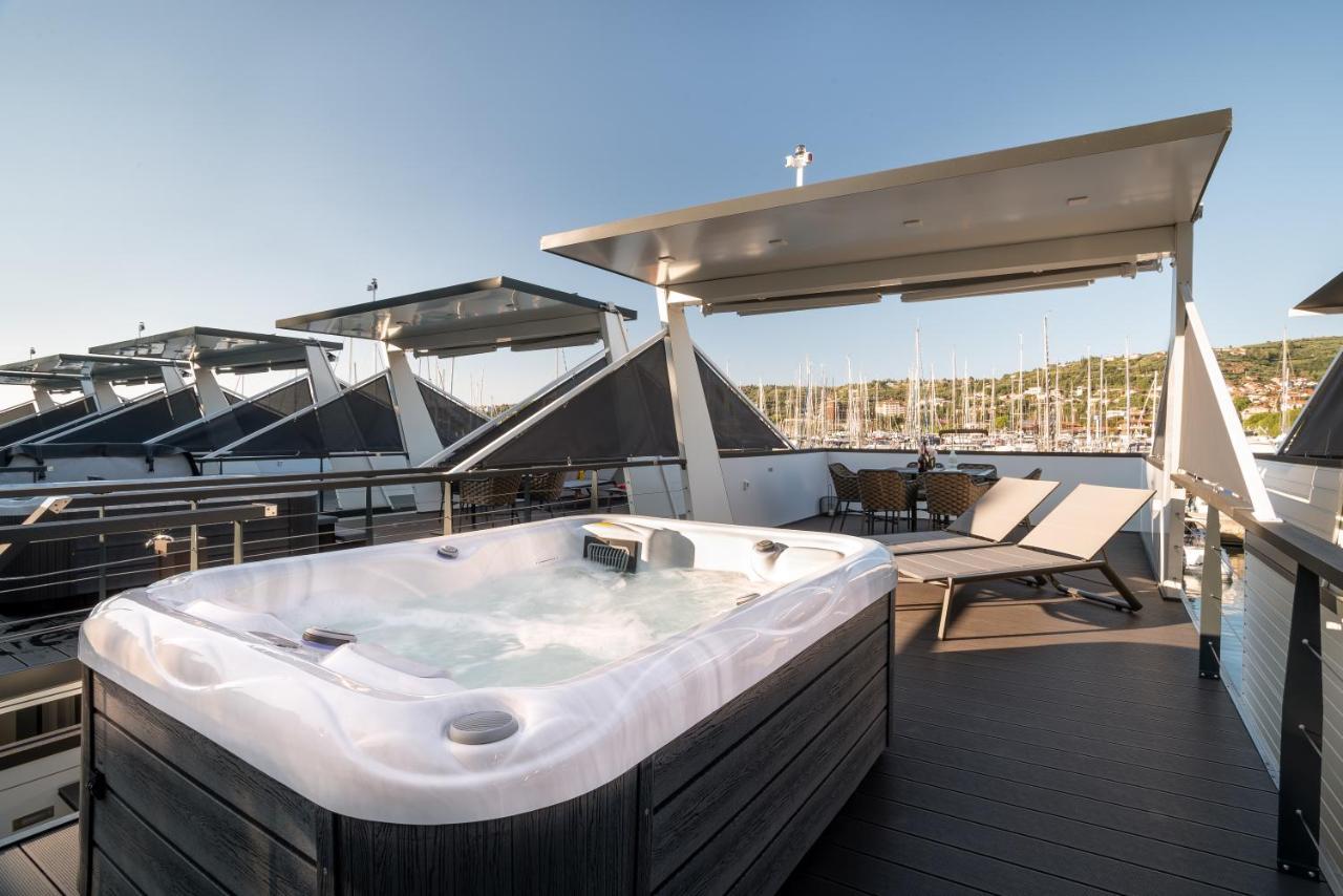 The Sea Lodges Portoroz - Bootshaus Floating Sea House Buitenkant foto